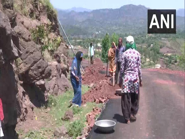 Migrant workers resume road construction work in Jammu and Kashmir on Saturday. Photo/ANI