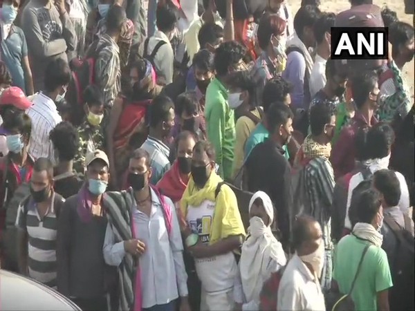Migrant labourers gathered at Delhi-UP border in Gazipur on Sunday. Photo/ANI