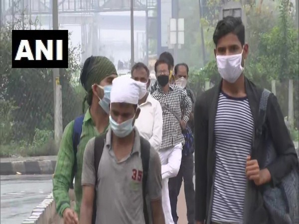 Migrant labourers on way to their hometowns amid lockdown in the country due to coronavirus. Photo/ANI