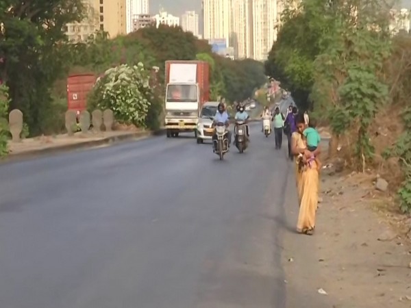 Migrant workers walking on Mumbai-Nashik highway heading to their native places. Photo/ANI