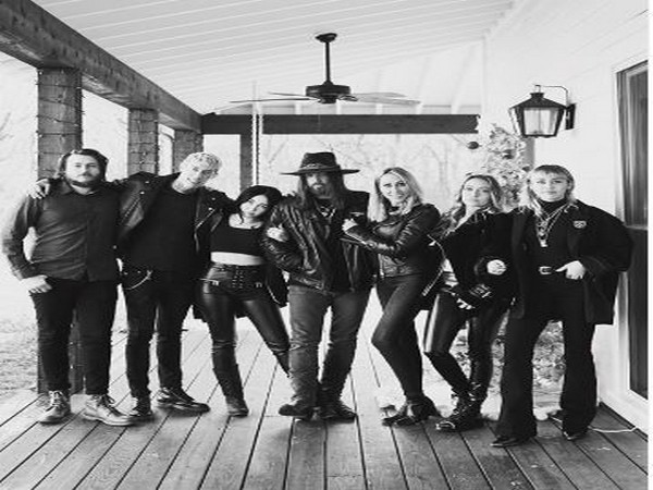 Singer Miley Cyrus with her family (Image Source: Instagram)