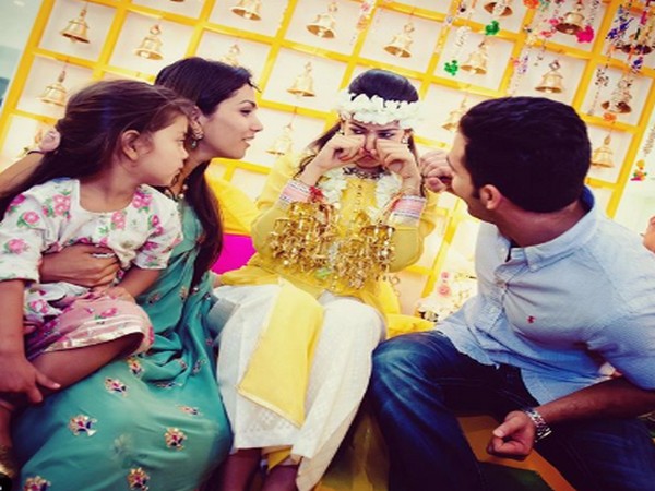 Mira Kapoor with her relatives (Image Source: Instagram)