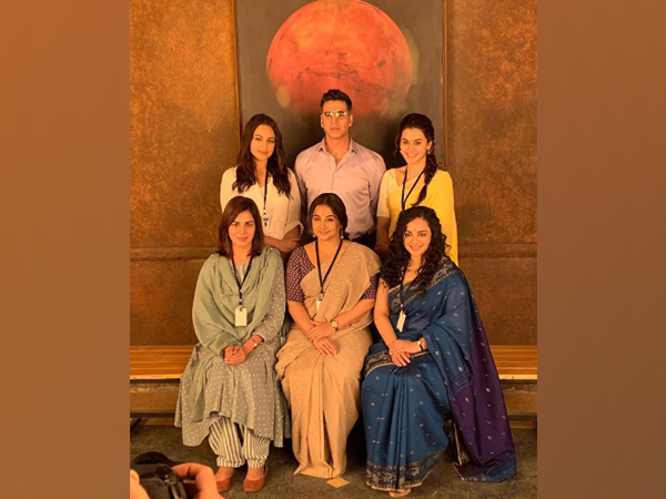 Ensemble cast of 'Mission Mangal' featuring Taapsee Pannu, Akshay Kumar Vidya Balan, Sonakshi Sinha, Kirti Kulhari and Nithya Menen (Image Source: Instagram)