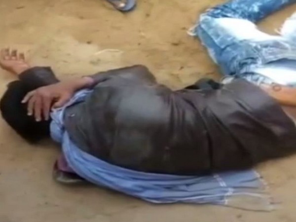 Bihar: Mob thrashed a man for attempting to rob bank.