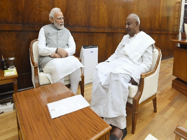PM Modi met with former PM of India H D Deve Gowda in Parliament (Photo/ Twitter: PM Modi)