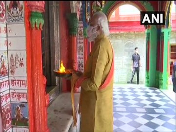 PM Narendra Modi conducting arti at the Hanuman Garhi temple in Ayodhya on Wednesday. Photo/ANI