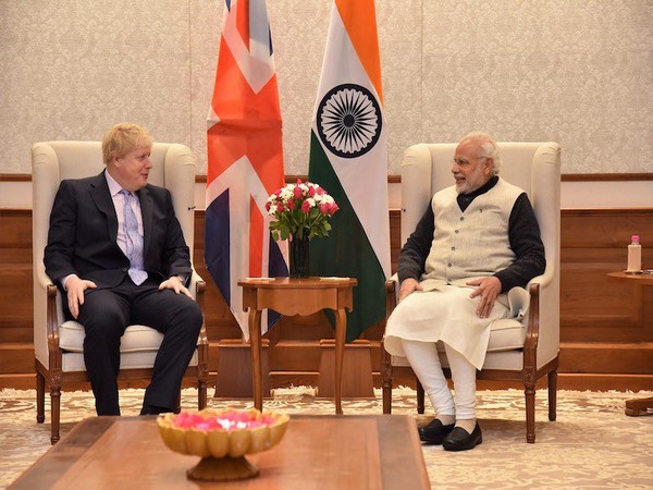 UK PM Boris Johnson (L) and PM Modi 