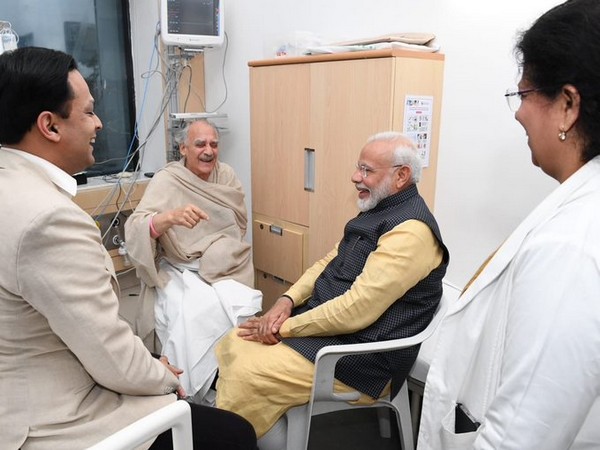 Prime Minister Narendra Modi with former Union Minister Arun Shourie at Ruby Hall Clinic in Pune on Sunday. (Photo source: Prime Minister Narendra Modi's Twitter)