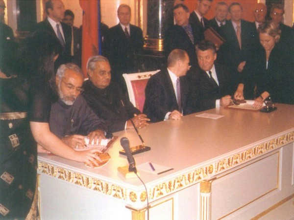 The picture shared by Prime Minister Narendra Modi from India-Russia Summit in 2001. (Picture courtesy: Twitter @narendramodi)