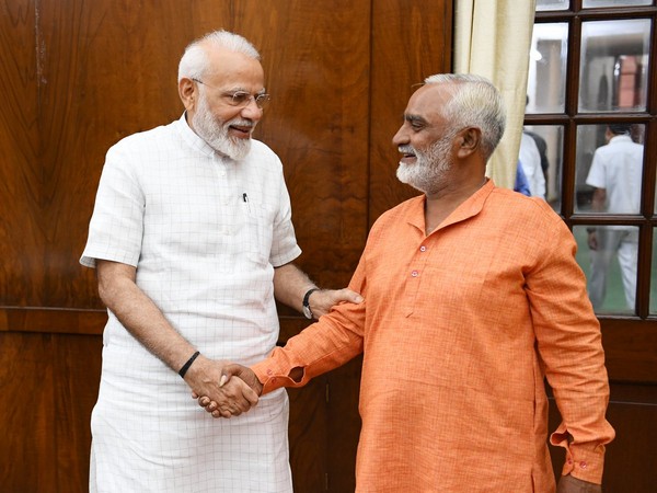 Prime MInister Narendra Modi with Bhikhubhai (Source: Twitter @narendramodi)