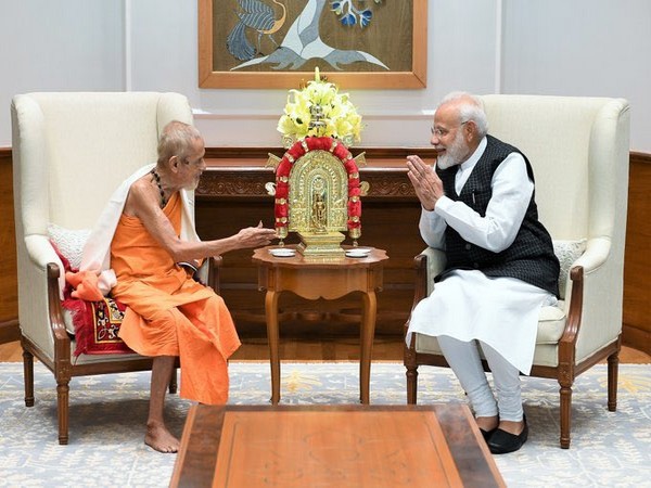 Prime Minister Narendra Modi with Pejavara Mutt Seer Vishwesha Teertha Swami (Photo tweeted by Prime Minister Narendra Modi)