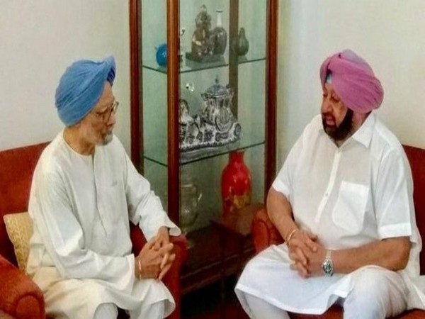 Senior Congress leader Manmohan Singh meeting Punjab CM Amarinder Singh in New Delhi on Thursday. (Photo/ANI)