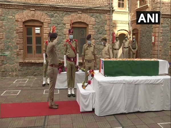 Wreath laying ceremony of police constable Mohd Altaf in Ganderbal, Srinagar. (Photo/ANI)