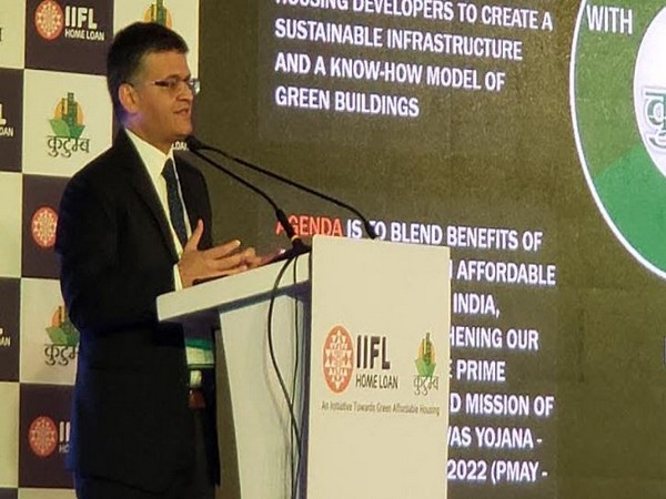 Monu Ratra CEO & ED IIFL Home Finance addressing the audience at KUTUMB in Hydrabad