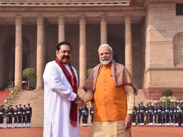 Prime Minister Narendra Modi with Sri Lankan counterpart Mahinda Rajapaksa
