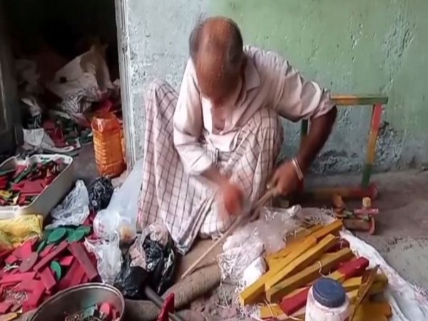 Artisan in Uttar Pradesh raises hopes after govt discusses to boost Indian toys manufacturing units. Photo/ANI
