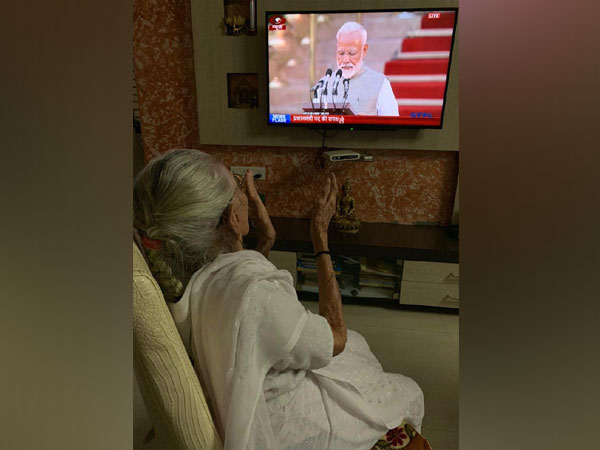 Heeraben Modi watching her son Narendra Modi take oath for the post of Prime Minister in Ahmedabad on Thursday
