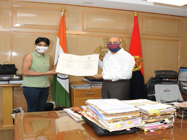 Haryana DGP congratulates Mountaineer cop, Anita Kundu at his office on Tuesday. Photo/Twitter/Haryana Police