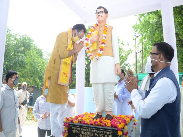    Union Minister Mukhtar Abbas Naqvi garlands the statue of Pandit Deen Dayal Upadhyay at Deen Dayal Chowk in Rampur on Sunday. 