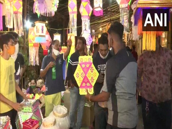 People crowd markets in Kandilwadi Galli, Mumbai (Photo ANI)