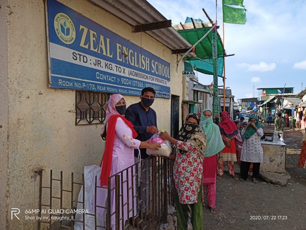 The couple spent their savings to feed the needy in Mumbai. Photo/ANI