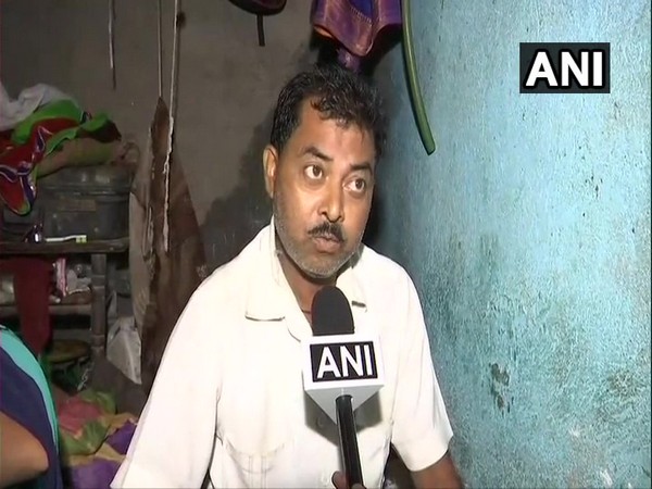Punit Paswan, father of boy who died in a Mumbai Hospital, talking to ANI on Sunday. Photo/ANI