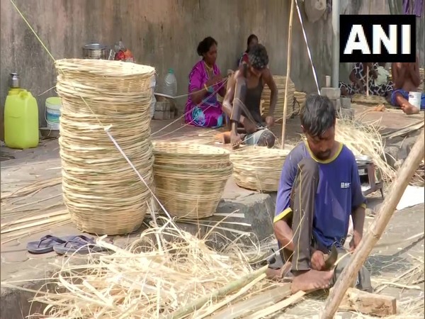 Artisans weave bamboo basket in Mumbai on Wednesday. (Photo/ANI)