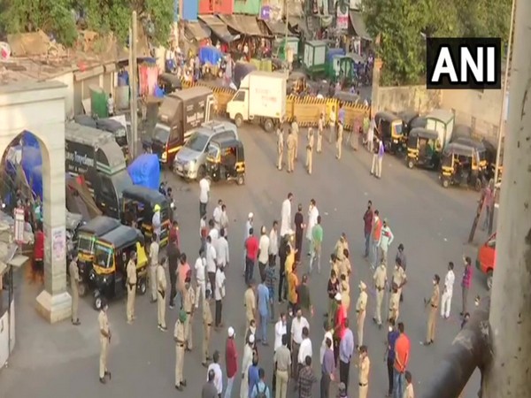 Migrant labourers in Bandra demanding permission to return to their native states. Photo/ANI