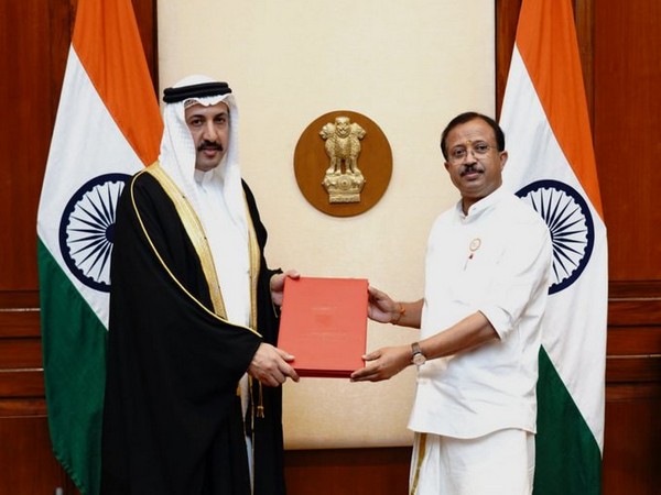 MoS V Muraleedharan with Bahraini Undersecretary for Political Affairs, Sheikh Abdullah bin Ahmed Al Khalifa. (Twitter)