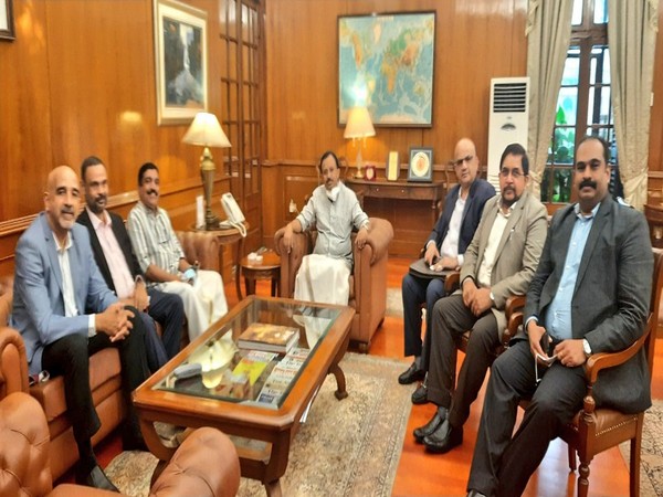 V Muraleedharan and Malabar Chamber of Commerce at Railway Ministry (Photo/Twitter: @VMBJP)