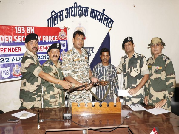 Naxal who surrendered along with his weapon before the Border Security Force in Narayanpur on Thursday. Photo/ANI