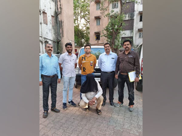 Mumbai Anti Narcotics Cell with the accused drug peddler (Photo/ANI)