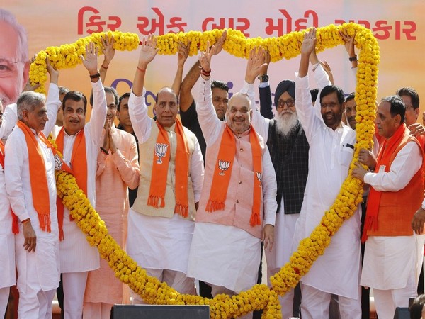 Supporters of BJP felicitating (L-R) Nitin Gadkari, Uddhav Thakeray, Rajnath Singh, Amit Shah, Prakash Singh Badal and Ram Vilas Paswan (File Image)