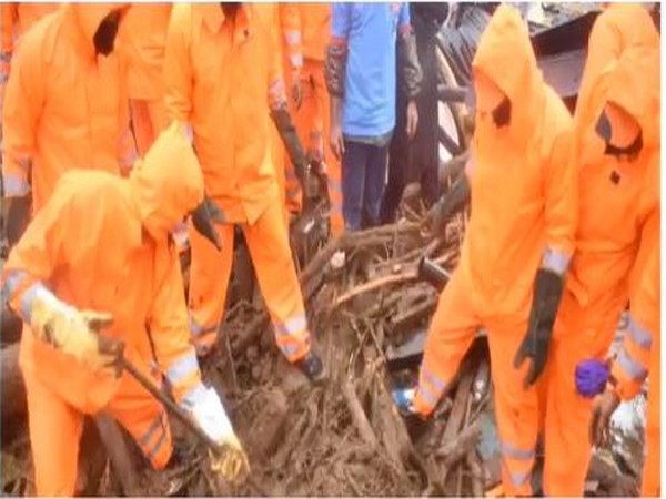 A NDRF team during rescue operation in Idukki landslide area. (Photo courtesy: SN Pradhan/Twitter)