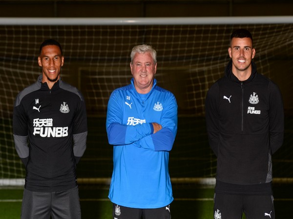 Isaac Hayden, Steve Bruce and Karl Darlow (L-R) (Photo/Newcastle United Twitter) 