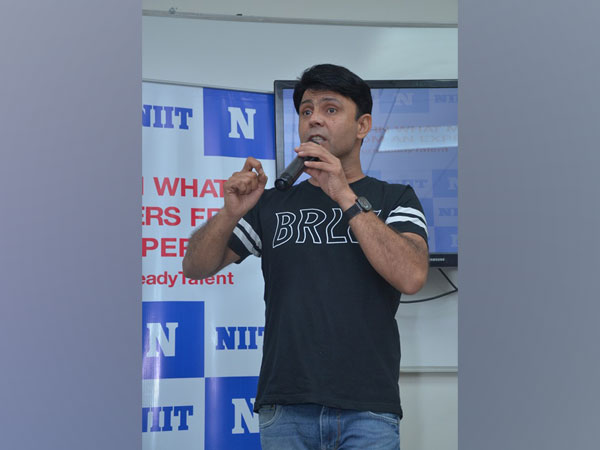 RJ Naved addressing youth at NIIT Centre Delhi
