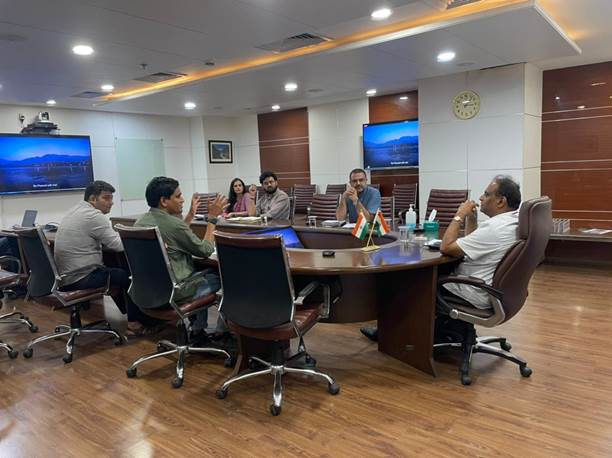 Students of various colleges and NMCG volunteers cleaning the Yamuna Ghat in Kalindi Kunj