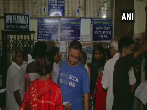 People standing in queue at NRS Hospital in Kolkata on Tuesday (photo/ANI)