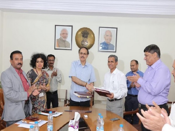 Dr. A. K. Panda, Secretary, MSME, Govt of India exchanging copies of MOU 2019-20 with Shri. Ram Mohan Mishra, ASandDC (MSME) and CMD, NSIC