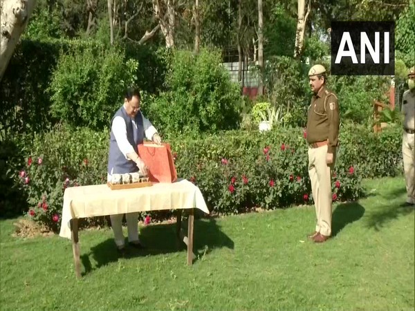 Bharatiya Janata Party (BJP) national president JP Nadda packing food packets for needy people in New Delhi on Friday. Photo/ANI