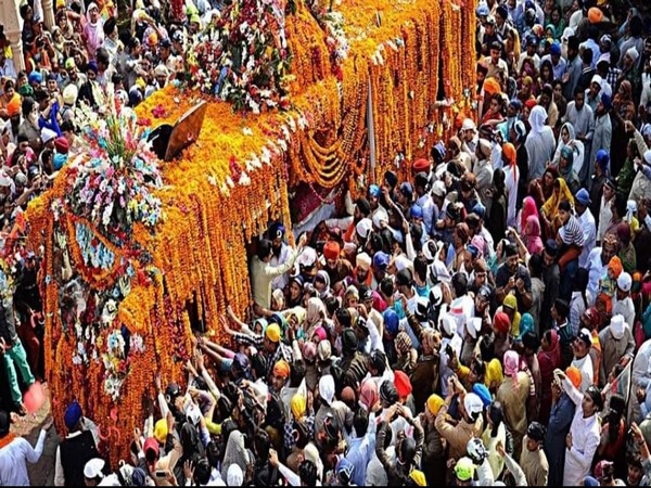 Nagar Kirtan of Sikh devotees from India started off their journey from New Delhi to Nankana Sahib in Pakistan.