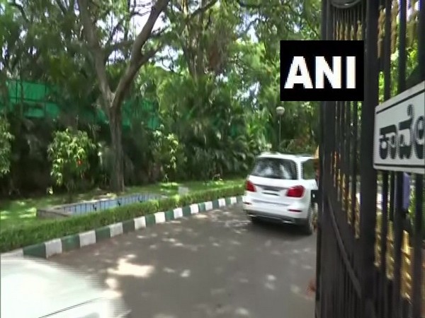 Rebel Congress MLA MTB Nagaraj arrives to meet Siddaramaiah at latter's residence.