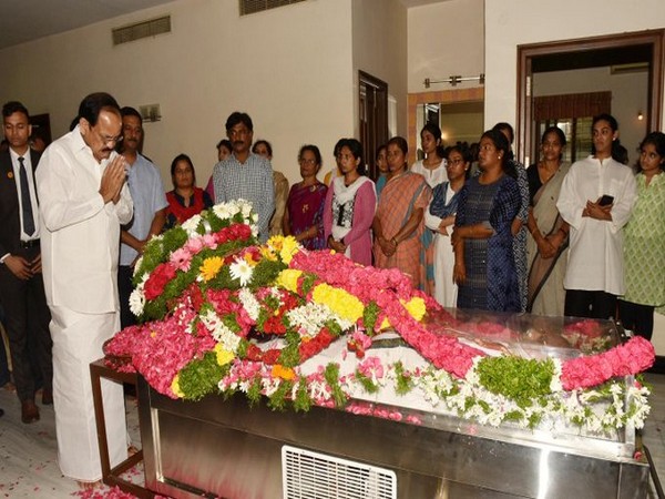 Vice President M Venkaiah Naidu paying tribute to S Jaipal Reddy in Hyderabad on Sunday. (Photo: PIB Twitter)