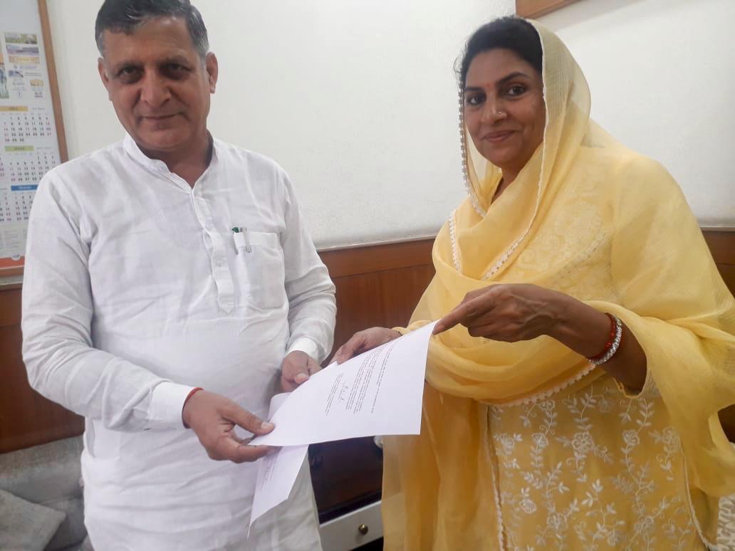 Dabwali MLA Naina Chautala handing her resignation letter to speaker Kanwar Pal Gujjar in Chandigarh on Tuesday. Photo/ANI
