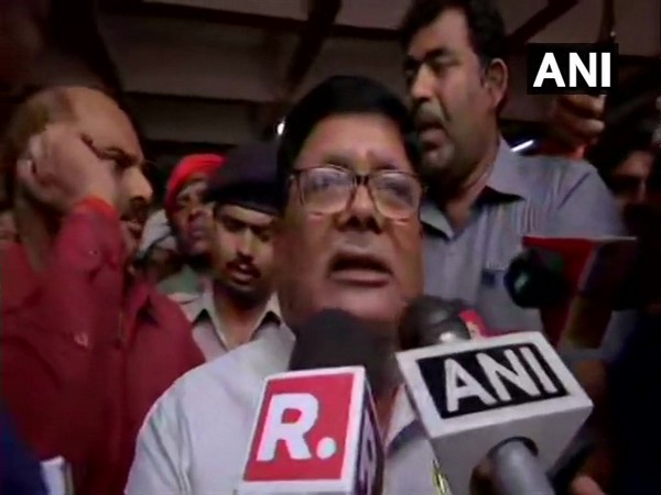 Bihar Minister Suresh Sharma talking to media persons in Muzzafarpur (photo/ANI) 