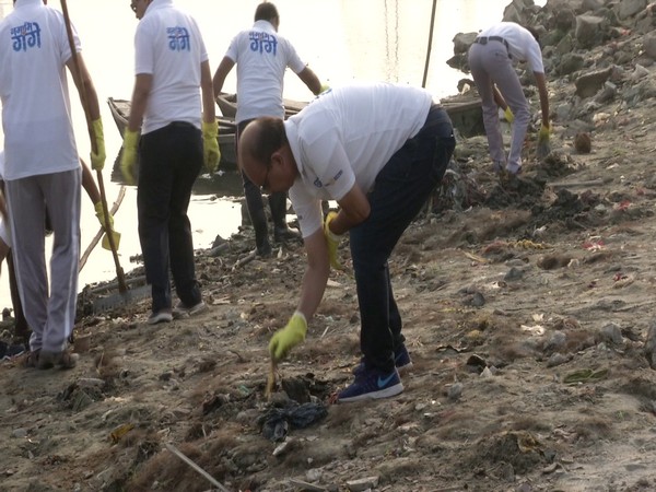 Members of National Mission for Clean Ganga (NMCG) cleaning Kalindi Kunj ghat in New Delhi on Saturday. Photo/ANI