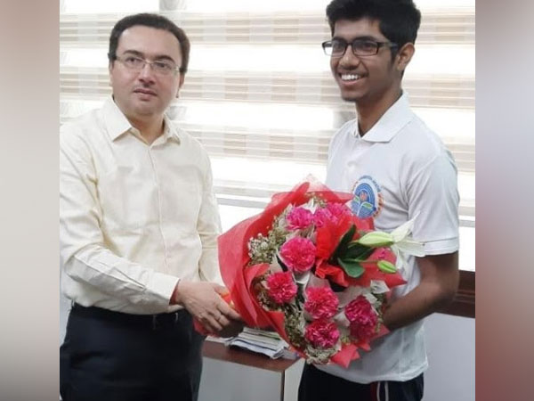 Anurag Mishra, Director, Narayana Academy, Punjabi Bagh felicitating Dhruv Gupta AIR 9th Rank in JEE Advanced 2019