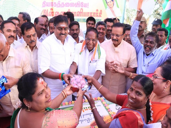 Puducherry Chief Minister V. Narayanasamy gifts onion to party workers