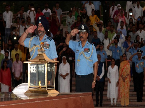 Air Chief Marshal Birender Singh Dhanoa paid tribute at National War Memorial in Delhi on Tuesday