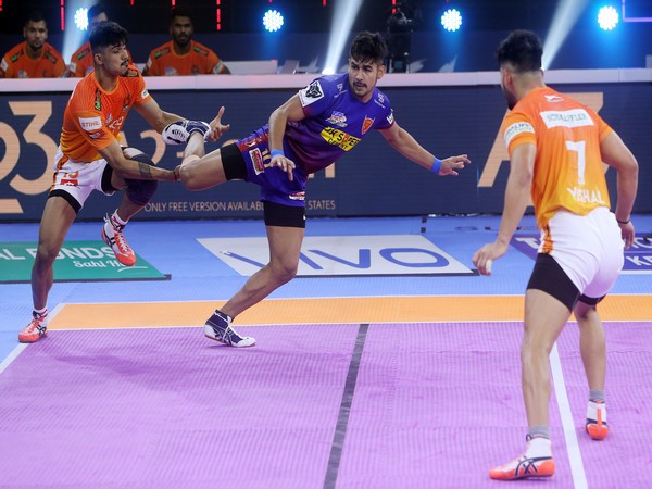 Dabang Delhi KC's Naveen Kumar in action (Photo/PKL)